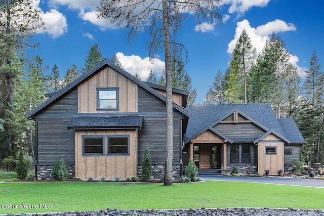 craftsman house with a front lawn