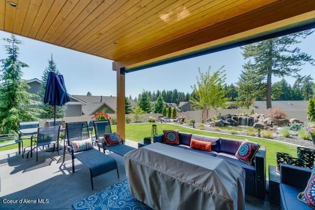 view of patio featuring an outdoor hangout area