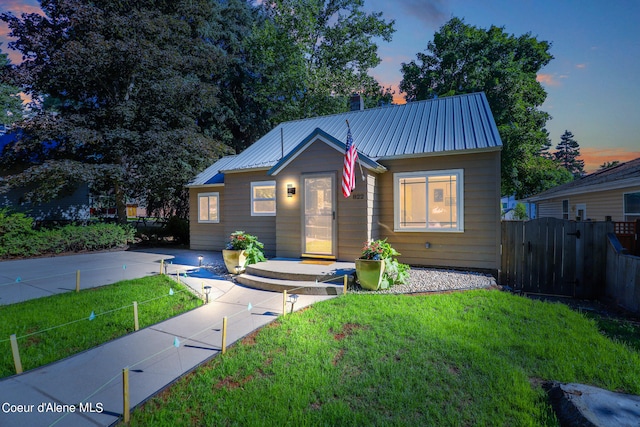 view of front of property featuring a lawn