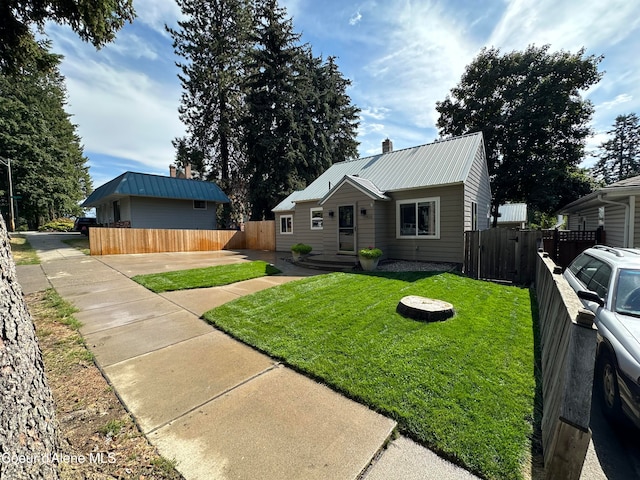 view of front of property featuring a front lawn