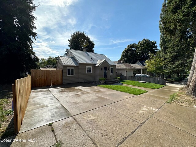 single story home with a front lawn