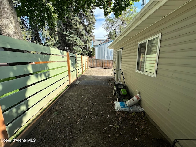 view of yard featuring a patio area