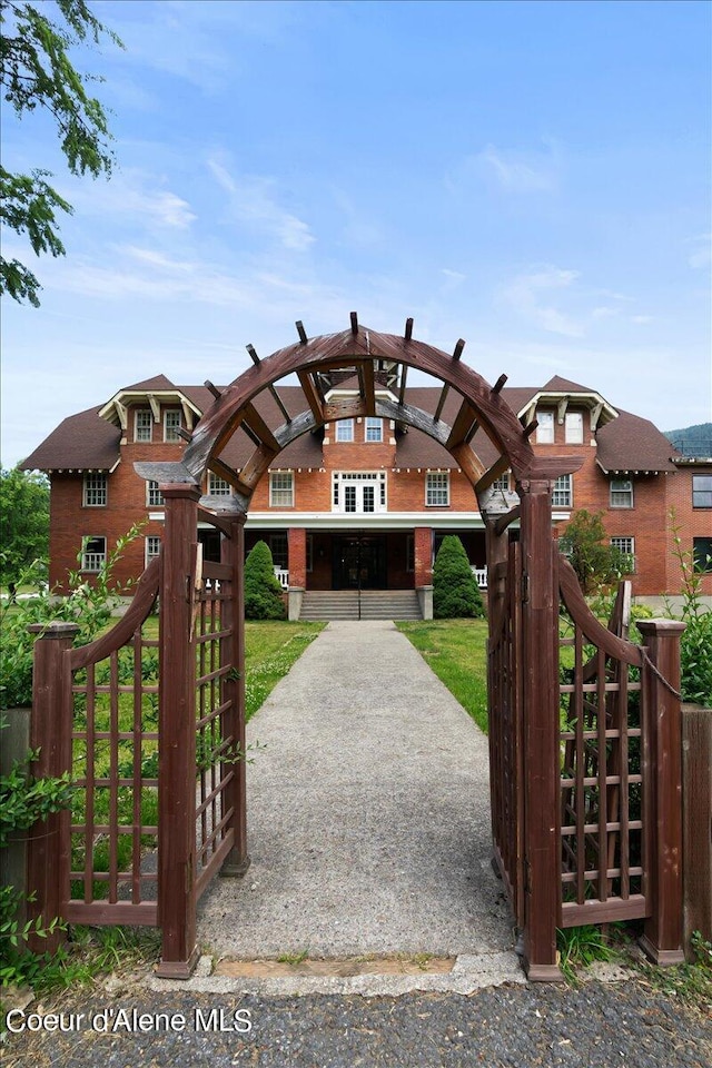 view of front facade featuring a front yard