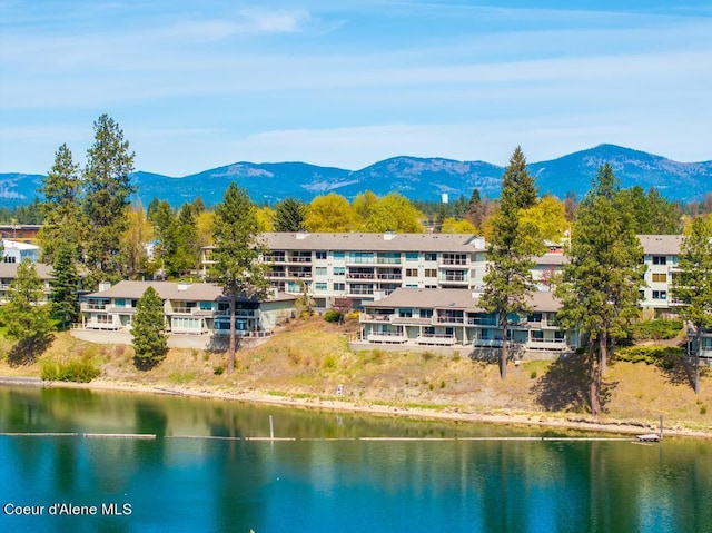 water view with a mountain view