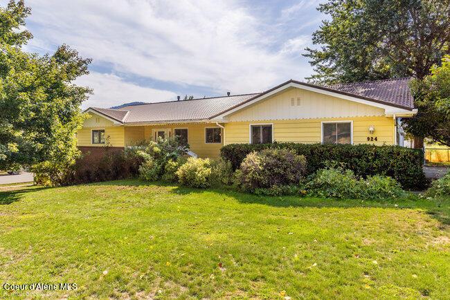 ranch-style house with a front lawn