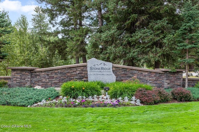 community / neighborhood sign featuring a lawn