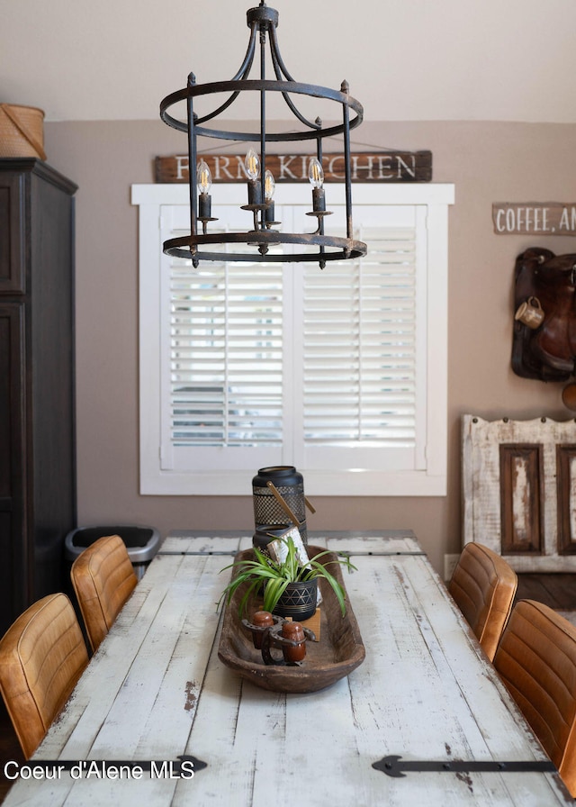 dining space with a notable chandelier