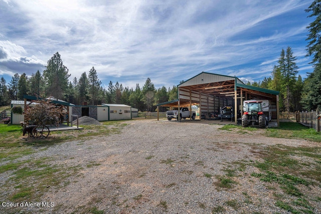 view of yard with an outbuilding