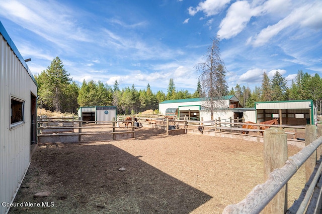 view of yard featuring an outbuilding