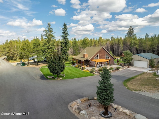 view of front of property featuring a front lawn