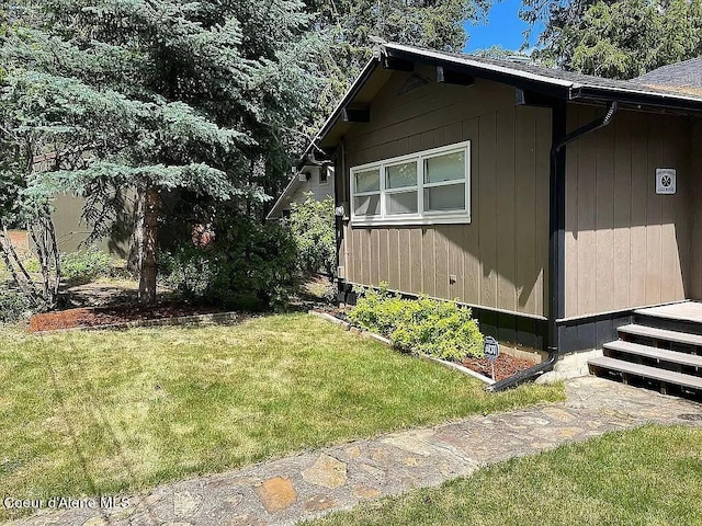 view of side of property featuring a lawn