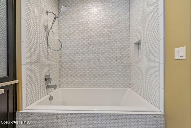 bathroom featuring tiled shower / bath combo