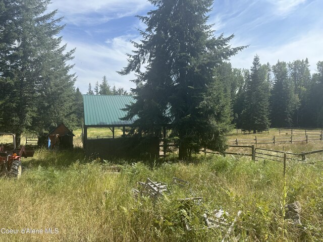 view of yard with a rural view