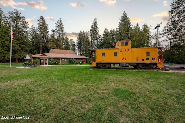 view of yard at dusk