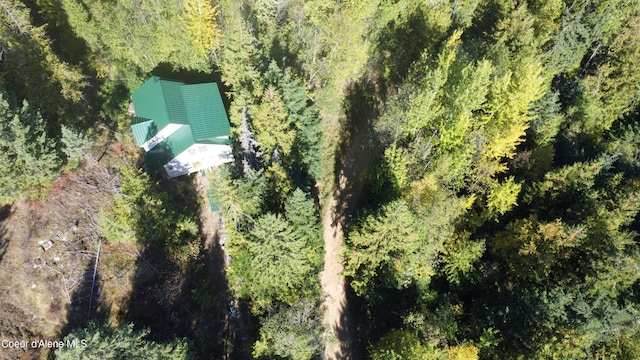 birds eye view of property featuring a wooded view