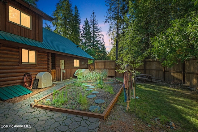 view of yard at dusk