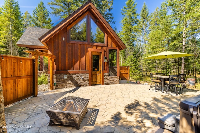 view of patio featuring an outdoor fire pit