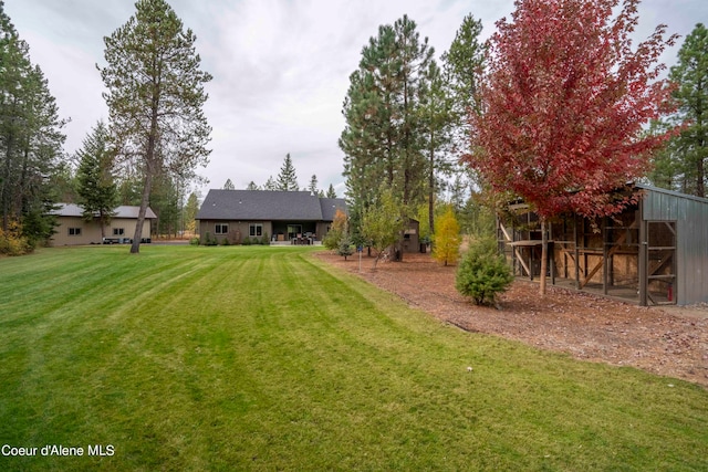 view of yard with an outdoor structure