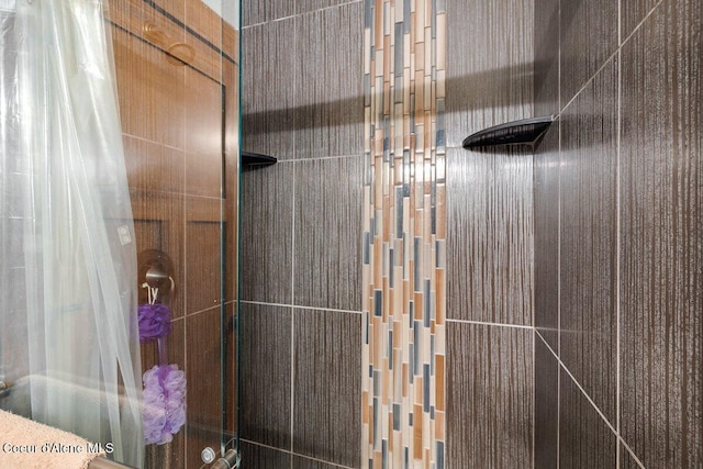 bathroom featuring a shower with curtain