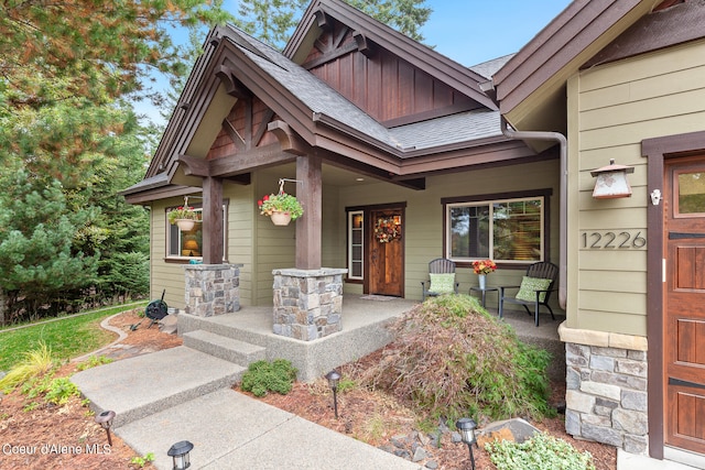 entrance to property featuring covered porch