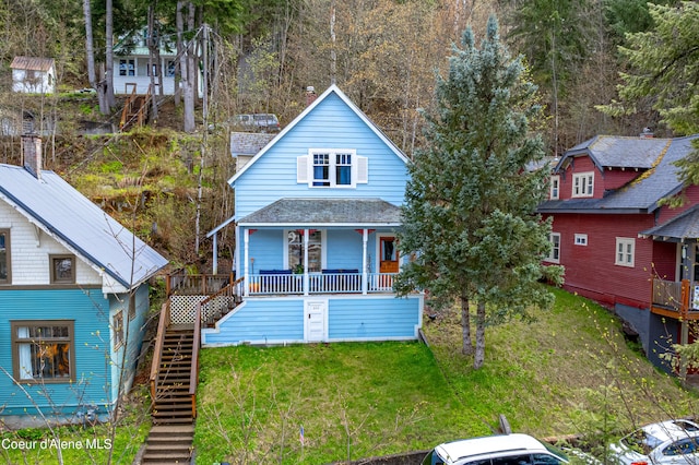 view of front of property featuring a front yard and a deck