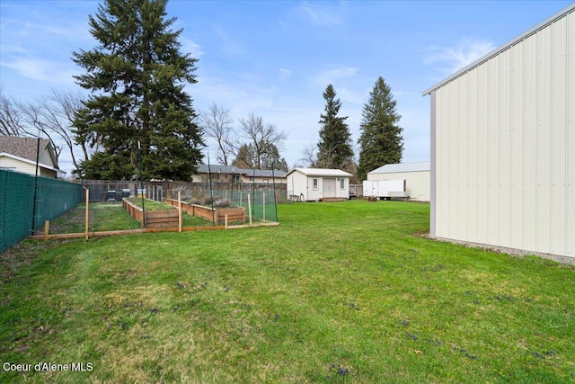 view of yard featuring a shed