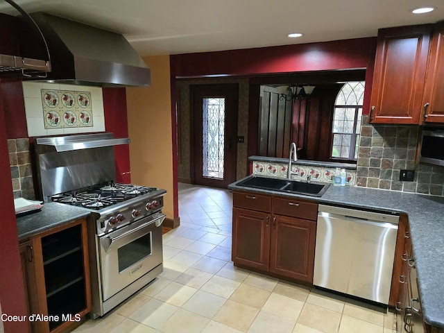 kitchen with tasteful backsplash, light tile patterned floors, appliances with stainless steel finishes, range hood, and sink