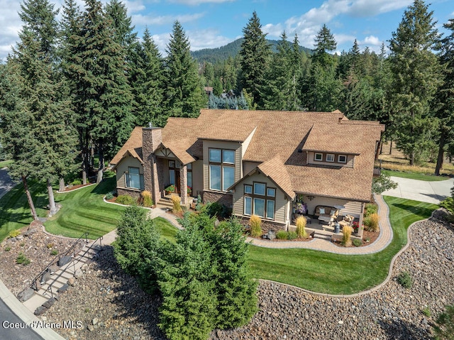 view of front of property featuring a front lawn