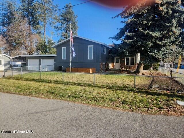 view of front of property with a front yard