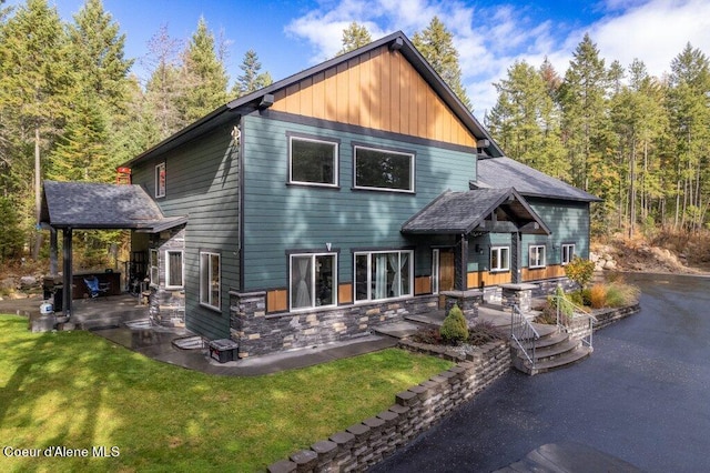 view of front of house featuring a front lawn