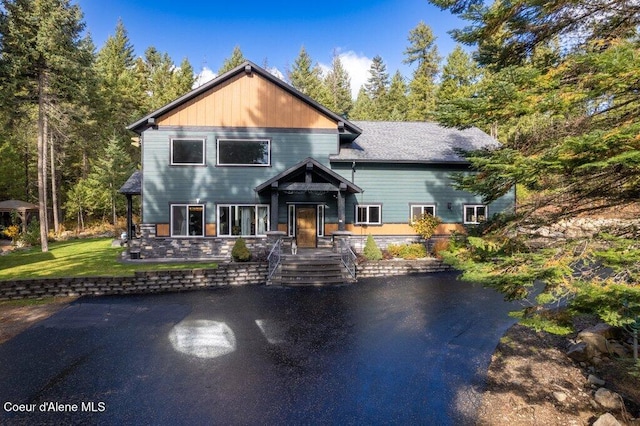 view of front of house featuring a front lawn