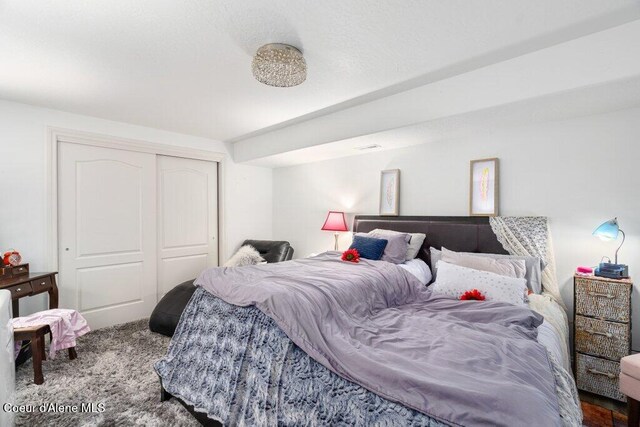 bedroom featuring carpet flooring and a closet