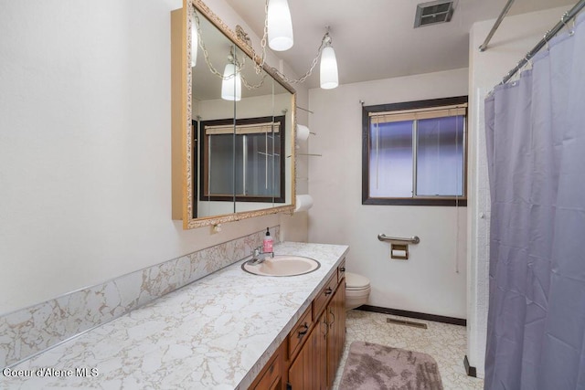 905 S Tanglewood Rd, Post Falls, ID 83854 - bathroom featuring vanity, toilet, a shower with curtain, and baseboards