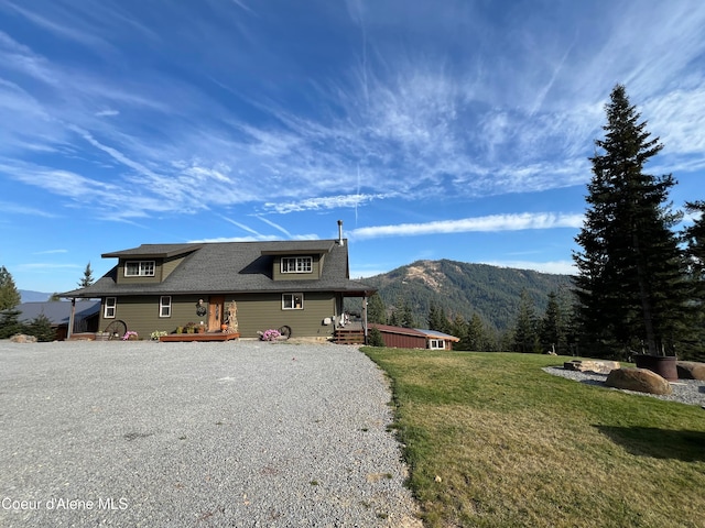 view of front of house featuring a mountain view and a front lawn