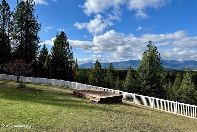 view of yard with a mountain view