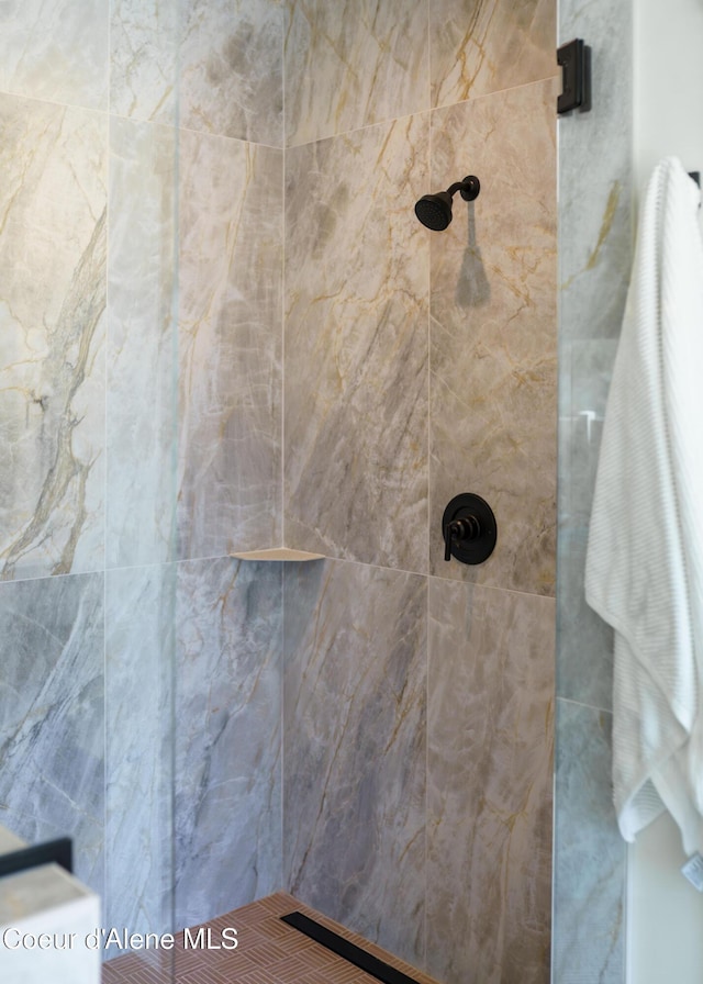 11996 N Rocking R, Hayden, ID 83835 - bathroom with a tile shower