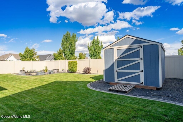 view of yard featuring a shed