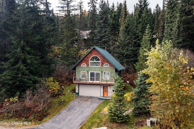 view of front facade featuring a garage