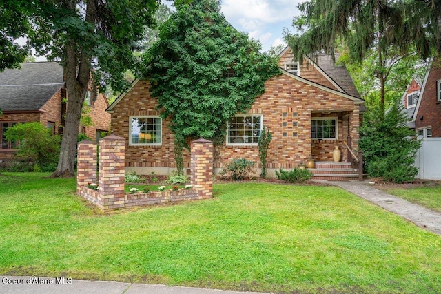 view of front of property featuring a front yard