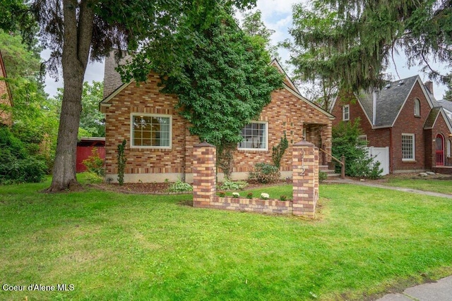 view of front of property featuring a front lawn