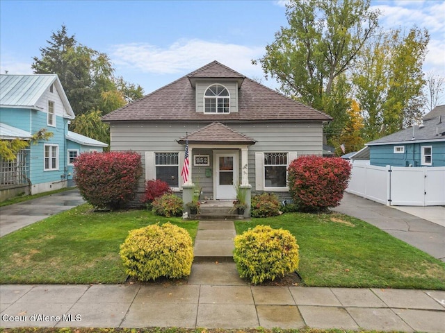 bungalow-style home featuring a front lawn