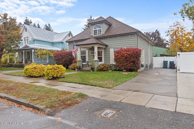 bungalow-style house featuring a front lawn