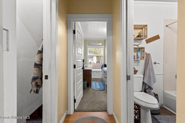 952 N 5th St, Coeur Dalene, ID 83814 - full bath featuring toilet, wood finished floors, a bathtub, and baseboards