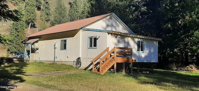 back of house featuring a lawn