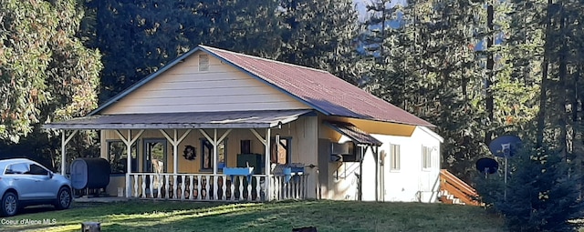 view of front of house with covered porch and a front yard