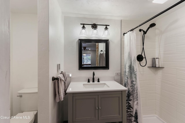 431 E Sunnyside Rd, Sandpoint, ID 83864 - bathroom featuring a tile shower, toilet, and vanity