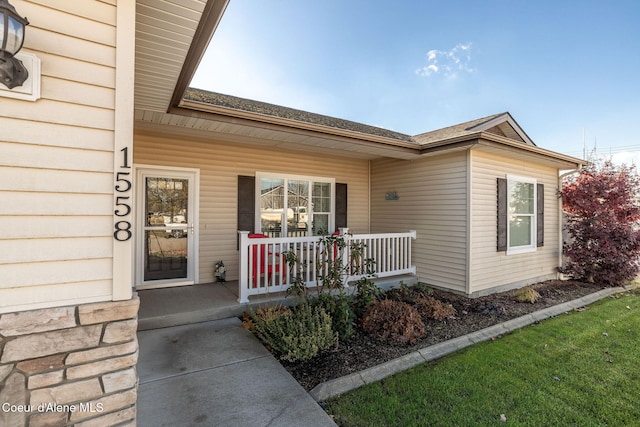 entrance to property featuring a porch