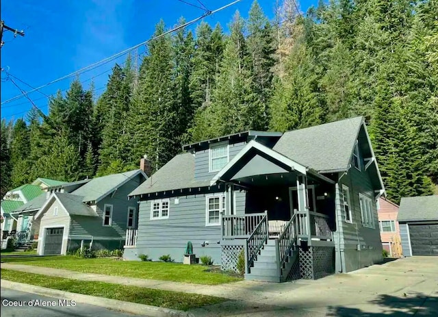 view of front of house featuring a porch and a front yard