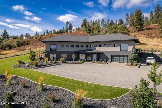 view of front of home featuring a front yard and a garage