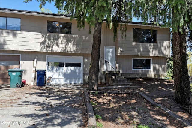 view of front facade featuring a garage